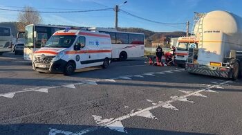 Femeie omorâtă de o basculantă în timp ce traversa regulamentar strada