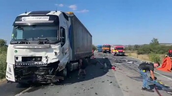 Un șofer a murit carbonizat după ce maşina sa a lovit un TIR