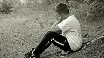 Elev de 14 ani agresat într-o pauză școlară la Vicovu de Sus. Polițiștii au emis ordin de protecție