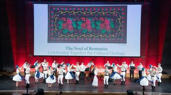 Ambasadoarea României la UNESCO, Simona-Mirela Miculescu a cântat Sanie cu zurgălăi alături de Junii Sibiului pe (…)