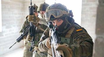 O țară neutră ar putea introduce serviciul militar obligatoriu pentru bărbați și femei