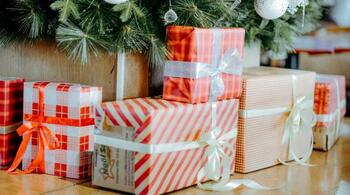 Atenție la cadourile de Crăciun: MAE a descoperit arme letale, amortizoare și droguri în colete