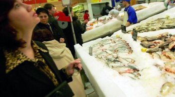 Atenție la peștele congelat: Bacterii periculoase, etichete false și multă gheață