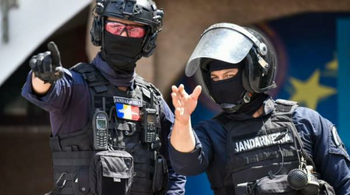 Bărbat cu cuțit și unealtă multifuncțională, prins de jandarmi lângă protestul din Piața Victoriei