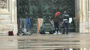 Un bărbat și-a pus hainele la uscat la intrare în Domul din Milano