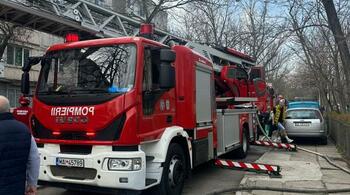 Incendiu într-un bloc din Tecuci: Un bărbat a sărit pe geam de la etajul doi
