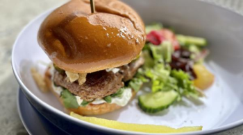 Burgerii de vită înlocuiți cu cei din carne de căprioară pe stadioanele britanice