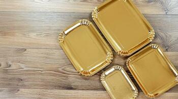 Cum faci ca prezentarea deserturilor să fie în favoarea ta? Cu tăvițe aurii pentru prăjituri