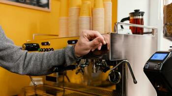 Curățarea aparatului de cafea. Trucuri simple cu oțet și bicarbonat