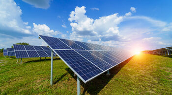 China instalează energie fotovoltaică la foc aprins, însă rămâne cel mai mare poluator