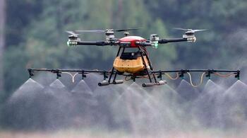 Fermierii înlocuiesc tractorul cu drone. Pesticidele, aplicate din aer