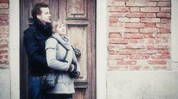 Descoperă limbajul iubirii în funcție de data nașterii: ce spune numerologia despre stilul tău romantic