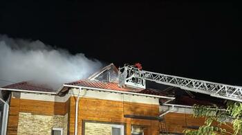 Incendiu violent la o pensiune din Delta Dunării. Peste 30 de turiști s-au evacuat