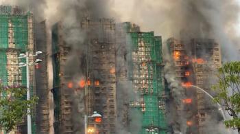 Tragedie în Hong Kong: Patru persoane, inclusiv un pompier, au murit într-un incendiu uriaș la un complex rezidențial