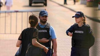Scandal în Rahova. Bărbat ridicat de jandarmi după ce a forțat intrarea în zona delimitată