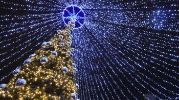 Luminile de sărbători, aprinse sâmbătă în Capitală. Se deschide și Târgul de Crăciun din Piața Constituției