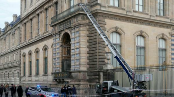 Luvru promite să restaureze coroana imperială scăpată de hoți în timpul jafului