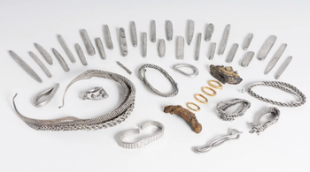 Tezaurul viking de 1.100 de ani descoperit în Anglia. Vikingii nu erau doar prădători, ci și negustori conectați la (…)