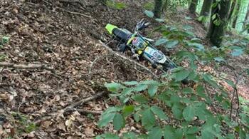 Motociclist căzut într-o râpă în Alba. Pompierii și Salvamont acționează pentru a-l salva