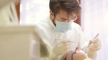 Paradoxul românesc: Școlim cei mai mulți dentiști, dar suntem codași la accesul oamenilor la dentist