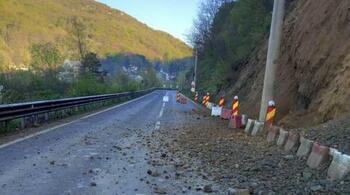 Căderi de pietre pe Valea Oltului. Circulația rutieră este blocată
