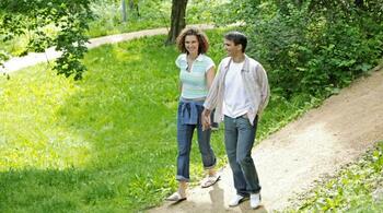 Plimbările lungi, mai benefice pentru inimă decât cele scurte, arată un studiu