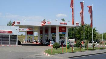 Prețurile carburanților explodează: Motorina ar putea ajunge la 10 lei/litru dacă statul nu preia Lukoil la timp
