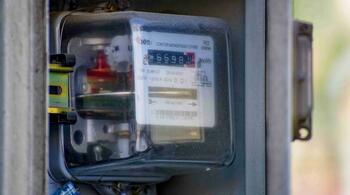 Facturile la energie electrică nu vor scădea curând. De ce plătesc românii mai mult decât ar trebui