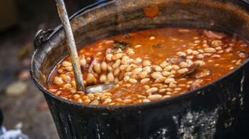 Cât costă un pahar de vin fiert și o porție de fasole cu ciolan la târgurile de Crăciun din Capitală