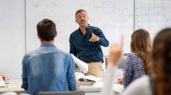 Profesorii titulari și-ar putea pierde posturile permanente din școli