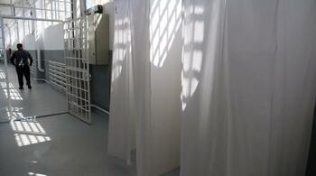 128 de pușcăriași, printre care și unul condamnat pentru omor, au fost „promovați” gardieni