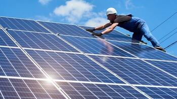 Schimbări importante pentru prosumatori. Ce avanaje au românii cu panouri fotovoltaice
