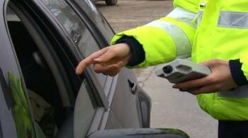 Un şofer prins la volan cu permisul suspendat a încercat să mituiască cu 200 de euro doi poliţişti