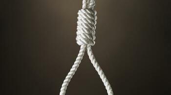 Gest extrem! Un bărbat s-a spânzurat de un copac în apropierea fermei pe care o avea
