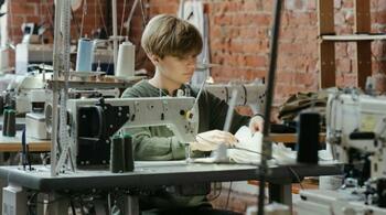 Tinerii fără nicio ocupație, mituiți de stat să se angajeze. Peste 5.000 de euro, pentru cei aflați la primul job