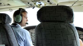 Surpriză în topul salariilor din România: Transporturile aeriene detronează IT-ul. Cât câștigă piloții și echipajele (…)