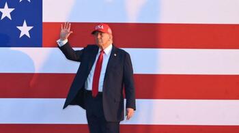 Trump le interzice chinezilor să cumpere terenuri agricole americane