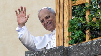 Trump îl "respectă" pe Papa, dar nu vrea să se întâlnească cu el prea curând