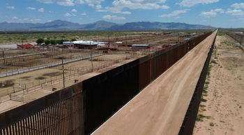 Donald Trump ordonă vopsirea zidului de la granița cu Mexicul în negru, pentru a deveni prea fierbinte pentru imigranți