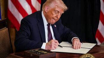 Trump semnează legea pentru publicarea dosarului Epstein