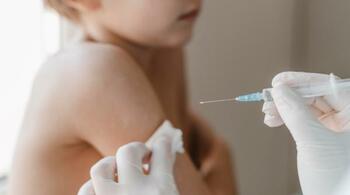 Ratele de vaccinare a copiilor din România, în cădere liberă. De ce refuză părinții imunizarea