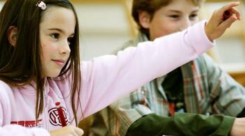 Vești bune pentru elevii defavorizați. Când vor primi 500 de lei pe cardurile educaționale