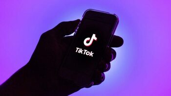 Medicii avertizează: limitați timpul petrecut pe TikTok la toaletă pentru a reduce riscul de hemoroizi