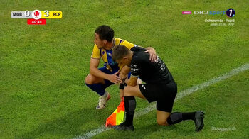 Aşa ceva chiar nu s-a mai văzut în Superliga! Arbitrul asistent a suferit o accidentare gravă, într-un mod uluitor, (…)