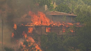 Fostul fotbalist a ajuns om de serviciu după ce și-a pierdut casa și averea într-un incendiu