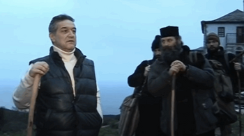 Gigi Becali, gest controversat în fața unui călugăr pe Muntele Athos. Imaginile par înjositoare pentru monah: „Era o (…)