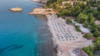 Un român de 37 de ani a murit în vacanță în Thassos. Soția și cei trei copii au rămas singuri în Grecia. Cum s-ar fi (…)