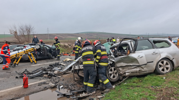 Un mort și doi răniți după ce un șofer a intrat în depășire fără să se asigure