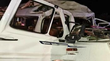 Accident grav! 15 oameni au murit după ce un microbuz cu pelerini a intrat într-un camion care era parcat