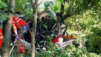 Moartea care a adus moarte! Ei sunt cei doi soți au murit în drum spre parastas, după ce mașina lor s-a răsturnat (…)